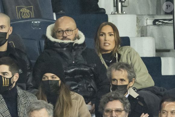 Vitaa et son mari Hicham lors de la huitième de finale aller de la Ligue des champions entre le PSG et le Real Madrid au Parc des Princes à Paris le 15 février 2022.

© Cyril Moreau/Bestimage