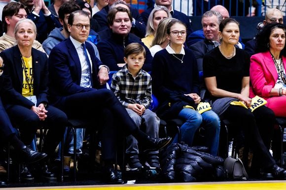 22 novembre 2024, Stockholm, Suède : 241122 Prince Daniel, prince Oscar, princesse Estelle et princesse héritière Victoria de Suède pendant le match de qualification pour l'EuroBasket 2025 du groupe D entre la Suède et l'Allemagne le 22 novembre 2024 à Stockholm. . © Zuma Press / Bestimage