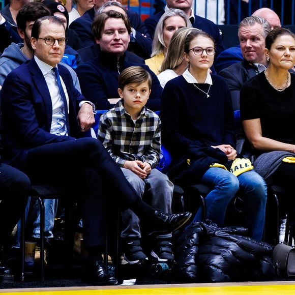 22 novembre 2024, Stockholm, Suède : 241122 Prince Daniel, prince Oscar, princesse Estelle et princesse héritière Victoria de Suède pendant le match de qualification pour l'EuroBasket 2025 du groupe D entre la Suède et l'Allemagne le 22 novembre 2024 à Stockholm. . © Zuma Press / Bestimage