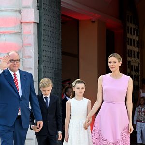 Le prince Albert II de Monaco, la princesse Charlene et leurs enfants, le prince héréditaire Jacques et la princesse Gabriella - Célébration des 20 ans de règne du prince souverain Albert II de Monaco sur la place du Palais à Monaco, le 19 juillet 2025. © Bruno Bebert/Bestimage