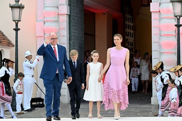 Le prince Albert II de Monaco, la princesse Charlene et leurs enfants, le prince héréditaire Jacques et la princesse Gabriella - Célébration des 20 ans de règne du prince souverain Albert II de Monaco sur la place du Palais à Monaco, le 19 juillet 2025. © Bruno Bebert/Bestimage