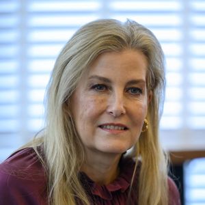 Il s'agit de Sophie Rhys-Jones, duchesse d'Édimbourg,

Sophie Rhys-Jones, duchesse d'Edimbourg, visite The Lighthouse, un centre communautaire à Woking (Royaume-Uni) à l'occasion des fêtes de fin d'année, le 18 décembre 2024. 
© Cover Images / Zuma Press / Bestimage