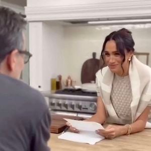 Alors qu'elle sortira bientôt sa marque de produits lifestyle, la duchesse de Sussex a fait de la pub à une célèbre marque française d'ustensiles. 
 
Meghan Markle dévoile les coulisses de sa série sur Netflix, le 27 février 2025 ©JLPPA / Bestimage