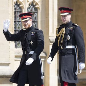 Cette tradition fait passer les biens et titres au fils aîné, même en présence d’une sœur aînée, ce qui suscite parfois des controverses. 

Les princes Harry et William arrivent à la chapelle St. George au château de Windsor - Mariage du prince Harry et de Meghan Markle au château de Windsor, Royaume Uni, le 19 mai 2018. Agence / Bestimage