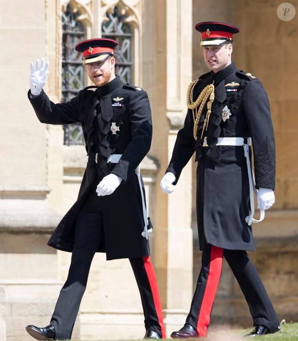 Cette tradition fait passer les biens et titres au fils aîné, même en présence d’une sœur aînée, ce qui suscite parfois des controverses. 

Les princes Harry et William arrivent à la chapelle St. George au château de Windsor - Mariage du prince Harry et de Meghan Markle au château de Windsor, Royaume Uni, le 19 mai 2018. Agence / Bestimage