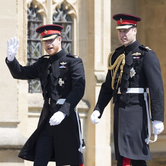 Cette tradition fait passer les biens et titres au fils aîné, même en présence d’une sœur aînée, ce qui suscite parfois des controverses. 

Les princes Harry et William arrivent à la chapelle St. George au château de Windsor - Mariage du prince Harry et de Meghan Markle au château de Windsor, Royaume Uni, le 19 mai 2018. Agence / Bestimage