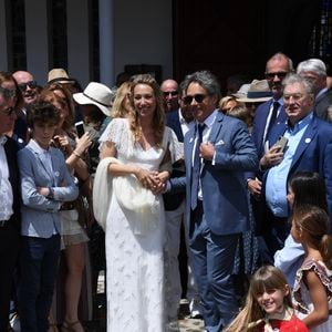 A ses côtés, elle peut compter sur son mari Raphaël Lancrey-Javal, lui-même homme d'affaires.

Mariage de Laura Smet et Raphaël Lancrey-Javal, avec Dominique Besnehard, à l'église Notre-Dame des Flots au Cap-Ferret le jour de l'anniversaire de son père Johnny Hallyday le 15 juin 2019. © Agence / Bestimage