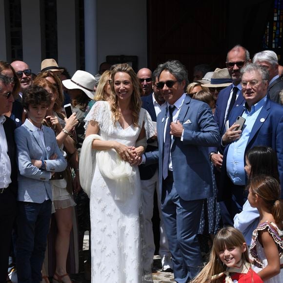 A ses côtés, elle peut compter sur son mari Raphaël Lancrey-Javal, lui-même homme d'affaires.

Mariage de Laura Smet et Raphaël Lancrey-Javal, avec Dominique Besnehard, à l'église Notre-Dame des Flots au Cap-Ferret le jour de l'anniversaire de son père Johnny Hallyday le 15 juin 2019. © Agence / Bestimage