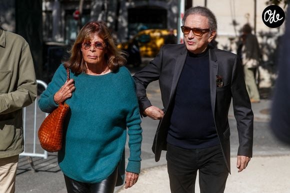 Françoise Coquet et Michel Drucker lors des obsèques du journaliste Jean-Pierre Elkabbach au cimetière du Montparnasse dans le 14ème arrondissement de Paris, le 6 octobre 2023. 

© Christophe Clovis/Bestimage