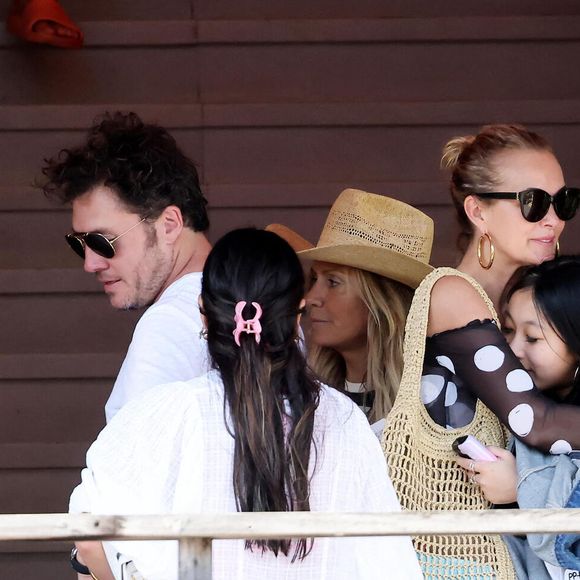 Exclusif - Laeticia Hallyday accompagnée de son compagnon Frédéric Suant et de sa fille Joy sont aller acceuillir Jade à l'aéroport de Saint-Barthélemy-Rémy-de-Haenen où tout le monde se retrouve pour le 50ème anniversaire de Laeticia, à Saint-Jean, Saint-Barthélémy, Antilles françaises, France, le 15 mars 2025. DOMINIQUE JACOVIDES / BESTIMAGE