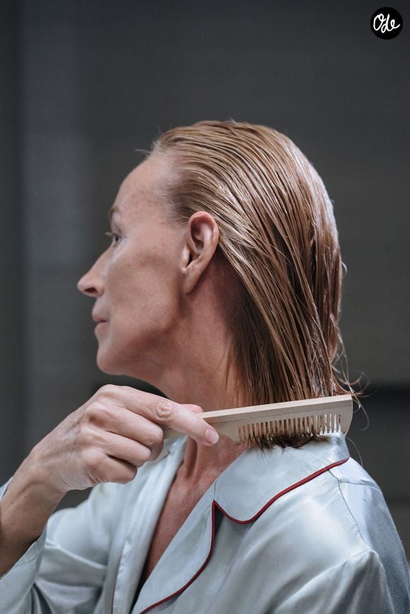 La technique de lavage doit absolument se concentrer sur les racines pour préserver les longueurs. À l'inverse, l'après-shampoing ne s'applique que sur les longueurs pour éviter de graisser les racines.