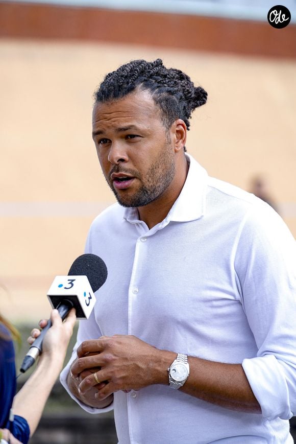 Mais la reconversion n'est pas un long fleuve tranquille. 

Jo-Wilfried Tsonga au tournoi de tennis de l'Open Parc Auvergne Rhône-Alpes à Lyon, France, le 21 mai 2024. © Sandrine Thesillat/Panoramic/Bestimage