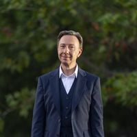 Endetté, Stéphane Bern a été contraint de vendre son mobilier : des objets exceptionnels mis aux enchères