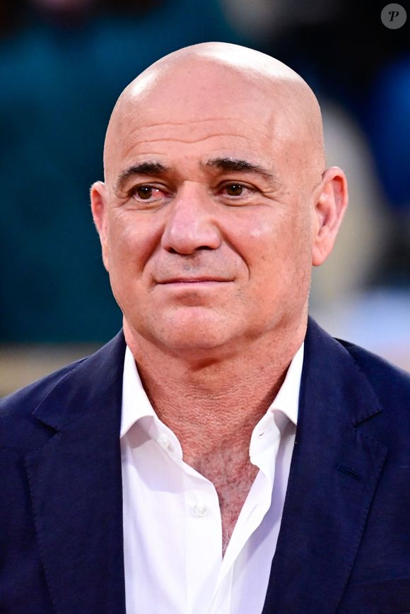 Andre Agassi ( coach ) applaudit pendant les Internationaux de France de Tennis de Roland Garros 2025 le 08 Juin 2025 à Paris, France. © Dante Badano/PsnewZ/Bestimage