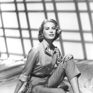 Grace Kelly portant un chemisier en soie couleur champagne et un pantalon en shantung, des espadrilles orange, 1956. Photo by Everett/ABACAPRESS.COM