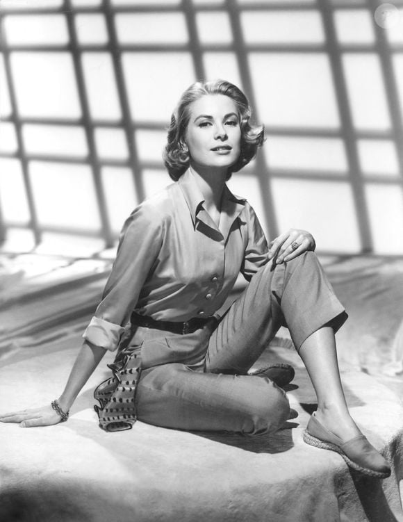 Grace Kelly portant un chemisier en soie couleur champagne et un pantalon en shantung, des espadrilles orange, 1956. Photo by Everett/ABACAPRESS.COM