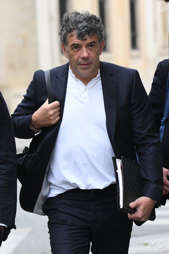 L'animateur et agent immobilier été reconnu coupable de "violences habituelles" sur une ancienne compagne.

Exclusif - Stéphane Plaza arrive à la Maison de la Chimie à Paris avec ses avocats pour donner une conférence de presse le 5 juin 2025.