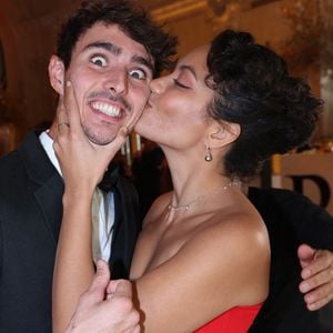 D'autres ont douté du côté accord commun dans cette décision, soulignant l'émotion visible de Nicolas Fleury

Vaimalama Chaves et son petit ami Nicolas Fleury assistent au " Gala d'hiver " du Peninsula à Paris, France. Photo par Jerome Dominé/ABACAPRESS.COM