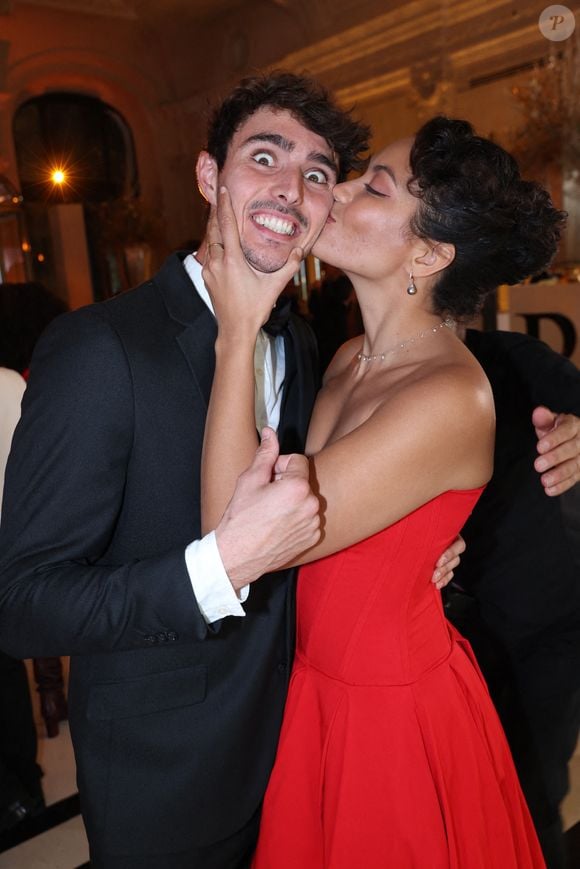 D'autres ont douté du côté accord commun dans cette décision, soulignant l'émotion visible de Nicolas Fleury

Vaimalama Chaves et son petit ami Nicolas Fleury assistent au " Gala d'hiver " du Peninsula à Paris, France. Photo par Jerome Dominé/ABACAPRESS.COM