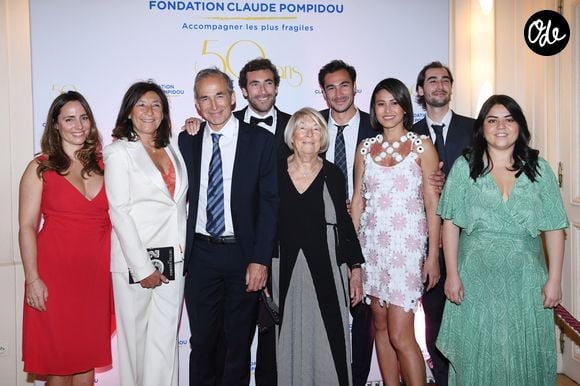 Eve von Romberg, Sandrine et Olivier Kretz, Martin Kretz, Majo (la grand-mère), Valentin Kretz et sa femme Charina Sarte, Louis Kretz - Soirée de gala des 50 ans de la Fondation Claude Pompidou à l'Hôtel Marcel Dassault à Paris le 12 avril 2022.

© Rachid Bellak / LMS / Bestimage