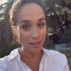 Il en faudra certainement plus atteindre la duchesse de Sussex dont le mari, le prince Harry fait de son mieux pour redorer le blason de la famille.


Meghan Markle faisant la promotion sur les réseaux sociaux de sa série Netflix "With Love, Meghan" 
©Meghan, Duchess of Sussex / Instagram