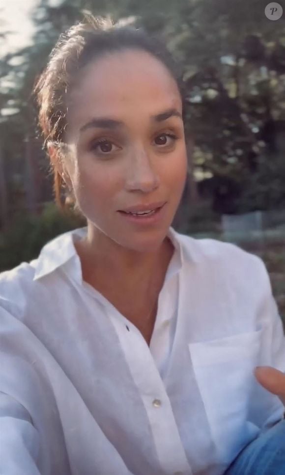 Il en faudra certainement plus atteindre la duchesse de Sussex dont le mari, le prince Harry fait de son mieux pour redorer le blason de la famille.


Meghan Markle faisant la promotion sur les réseaux sociaux de sa série Netflix "With Love, Meghan" 
©Meghan, Duchess of Sussex / Instagram