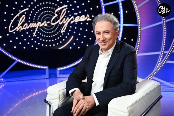 "Je n'ai pas voulu parler de lui dans ce livre parce que je n'aime pas hurler avec les loups", assume-t-il pleinement dans les colonnes du magazine.

Exclusif - Michel Drucker lors de l'enregistrement de l'émission "Il était une fois "Champs-Elysées" au studio Gabriel, diffusée sur France 3 les 21 et 28 Décembre 2022. Paris. Le 5 décembre 2022. © Guillaume Gaffiot / Bestimage