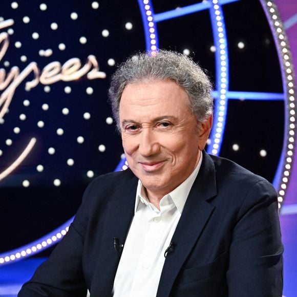 "Je n'ai pas voulu parler de lui dans ce livre parce que je n'aime pas hurler avec les loups", assume-t-il pleinement dans les colonnes du magazine.

Exclusif - Michel Drucker lors de l'enregistrement de l'émission "Il était une fois "Champs-Elysées" au studio Gabriel, diffusée sur France 3 les 21 et 28 Décembre 2022. Paris. Le 5 décembre 2022. © Guillaume Gaffiot / Bestimage