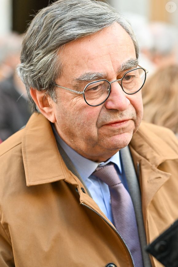 Bien qu’ils étaient séparés depuis plusieurs années, Jacques Olive a souhaité accompagner Évelyne Leclercq pour ce dernier adieu.

Jacques Olive (premier mari d'Évelyne Leclercq et père de Céline) à la sortie des obsèques d'Evelyne Leclercq en la cathédrale Sainte-Réparate de Nice, France, le 13 janvier 2026. Une tenue blanche ou claire est souhaitée pour la cérémonie. Ni fleurs, ni couronnes. Selon la volonté de la défunte Evelyne, des dons en faveur du pôle cancérologie Arnault Tzanck pourront être effectués par chèque à l'ordre de FDD AAT ou via un lien numérique HelloAsso - Campagne de dons, Institut du Cancer de Mougins. © Bruno Bebert/Bestimage