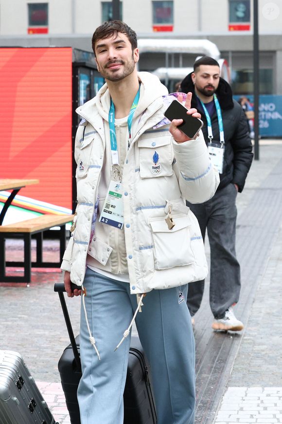 Le 3 février 2026, Milan, Lombardie, Italie : Le danseur sur glace GUILLAUME CIZERON, champion olympique en titre de l'équipe de France (FRA), est vu à l'intérieur du village olympique le troisième jour des Jeux Olympiques d'hiver Milan-Cortina 2026 (Credit Image : © Mickael Chavet/ZUMA Press Wire)