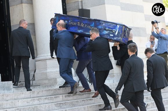 Le cercueil de la défunte avec l'inscription 'Glad to be there' (Ravi d'être là) aux obsèques de la chanteuse Guesch Patti au Crématorium du Père-Lachaise à Paris, France, le 3 juillet 2026. © Bestimage
