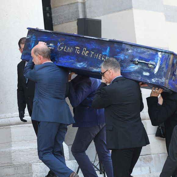 Le cercueil de la défunte avec l'inscription 'Glad to be there' (Ravi d'être là) aux obsèques de la chanteuse Guesch Patti au Crématorium du Père-Lachaise à Paris, France, le 3 juillet 2026. © Bestimage