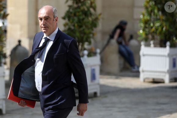Une enquête a été ouverte pour déterminer les causes de sa mort.

 Olivier Marleix - La Première ministre réunit les présidents de groupes parlementaires de l'Assemblée nationale et du Sénat à l'hôtel de Matignon, Paris, le 3 juillet 2023. © Stéphane Lemouton / Bestimage