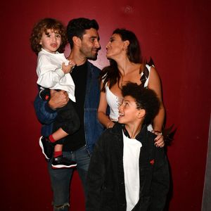Rachel Legrain Trapani, son compagnon Valentin Leonard avec leur fils Andrea et Gianni - Backstage lors du défilé d'ouverture du salon du chocolat 2022 à Paris porte de Versailles le 27 octobre 2022.

© Veeren / Pierre Perusseau / Bestimage