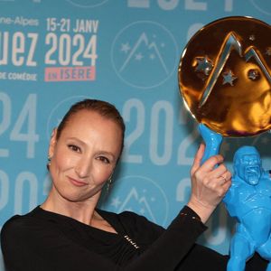Audrey Lamy, Prix de la Région pour "Heureux Gagnants" au photocall des lauréats après la cérémonie de clôture du 27ème Festival International du Film de Comédie de l'Alpe d'Huez, France, le 20 janvier 2024. © Dominique Jacovides/Bestimage