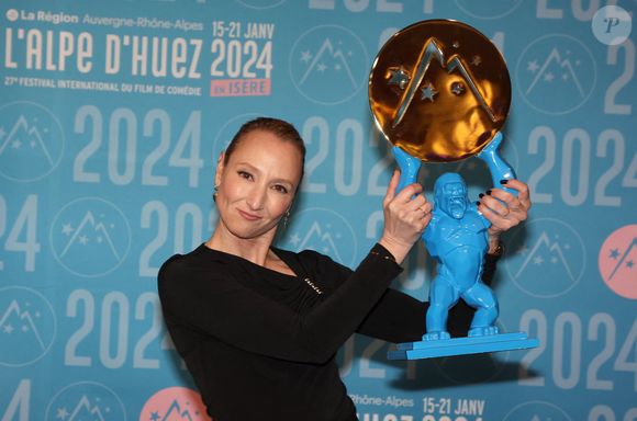 Audrey Lamy, Prix de la Région pour "Heureux Gagnants" au photocall des lauréats après la cérémonie de clôture du 27ème Festival International du Film de Comédie de l'Alpe d'Huez, France, le 20 janvier 2024. © Dominique Jacovides/Bestimage