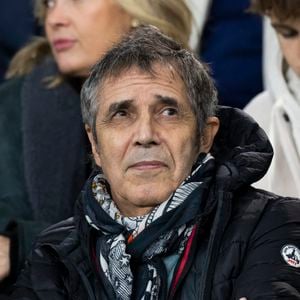 Julien Clerc - People dans les tribunes lors du match de ligue des champions entre le PSG et l'AC Milan au Parc des Princes à Paris le 25 octobre 2023. © Cyril Moreau/Bestimage