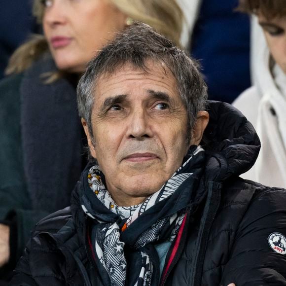 Julien Clerc - People dans les tribunes lors du match de ligue des champions entre le PSG et l'AC Milan au Parc des Princes à Paris le 25 octobre 2023. © Cyril Moreau/Bestimage