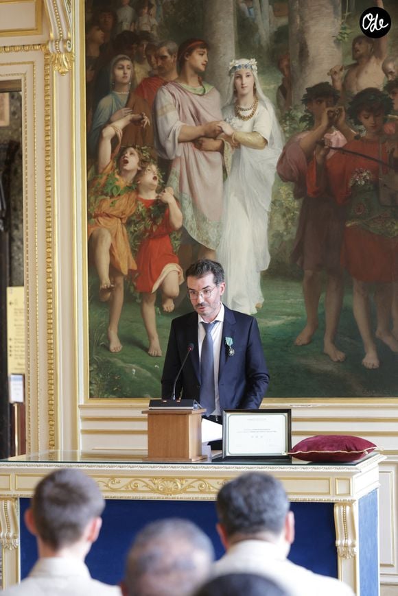 Exclusif - ⁠ ⁠Damien Nougarède - ⁠Damien Nougarède reçoit des mains de Rachida Dati les insignes de Chevalier dans l’ordre des Arts et Lettres, lors d’une cérémonie organisée dans la salle des mariages de la mairie du 7ème arrondissement à Paris le 15 juillet 2026. © Alain Guizard/Bestimage