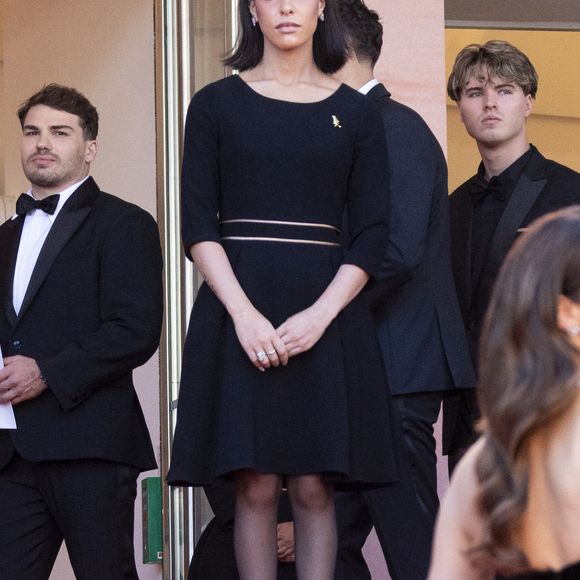 Antoine Dupont et Iris Mittenaere se retrouvent sur les marches  du film "Dossier 137" lors du 78ème Festival International du Film de Cannes, le 15 mai 2025.

Photo : Jacovides / Moreau / Bestimage
