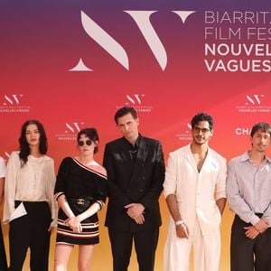 Le Jury : Suzy Bemba, Whitney Peak, Esmé Creed-Miles, la présidente du Jury Kristen Stewart, Raphaêl Quenard, Vassili Schneider, Ishaan Khatter, Nathan Ambrosioni et Carolina Cavalli au Théâtre de la Gare du Midi lors de la Cérémonie d'ouverture du Festival international du film de Biarritz - Nouvelles Vagues 2026, le 23 juin 2026. © Jean-Marc Lhomer / Bestimage
