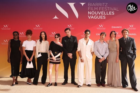 Le Jury : Suzy Bemba, Whitney Peak, Esmé Creed-Miles, la présidente du Jury Kristen Stewart, Raphaêl Quenard, Vassili Schneider, Ishaan Khatter, Nathan Ambrosioni et Carolina Cavalli au Théâtre de la Gare du Midi lors de la Cérémonie d'ouverture du Festival international du film de Biarritz - Nouvelles Vagues 2026, le 23 juin 2026. © Jean-Marc Lhomer / Bestimage