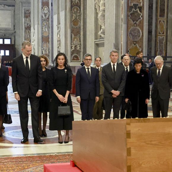 Ils se sont recueillis sur le cercueil du souverain pontife 
Le roi Felipe VI et la reine Letizia d’Espagne, assistent aux funérailles du pape François devant la basilique Saint Pierre à Rome, le 26 avril 2025. 
© Casa de SM El Rey / Bestimage LALO YASKY / BESTIMAGE