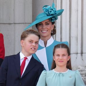 Ainsi, c'est la princesse Charlotte de Galles, 10 ans, qui a eu besoin de son éclairage durant la cérémonie. 



Catherine (Kate) Middleton, princesse de Galles, Le prince George de Galles, La princesse Charlotte de Galles, - Les membres de la famille royale britannique au balcon de Buckingham Palace lors de la cérémonie Trooping the Colour à Londres, le 14 juin 2025. Affecté par le crash du Boeing 787 Dreamliner à Ahmedabad du 12 juin, le souverain et les officiels porteront un brassard noir en hommage aux plus de 270 victimes. Bon nombre d'elles étaient des ressortissants britanniques.
© James Whatling / Bestimage