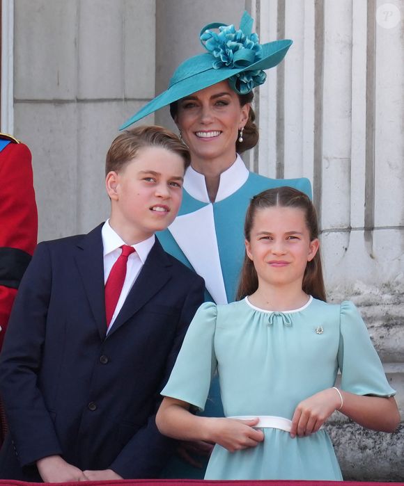 Ainsi, c'est la princesse Charlotte de Galles, 10 ans, qui a eu besoin de son éclairage durant la cérémonie. 



Catherine (Kate) Middleton, princesse de Galles, Le prince George de Galles, La princesse Charlotte de Galles, - Les membres de la famille royale britannique au balcon de Buckingham Palace lors de la cérémonie Trooping the Colour à Londres, le 14 juin 2025. Affecté par le crash du Boeing 787 Dreamliner à Ahmedabad du 12 juin, le souverain et les officiels porteront un brassard noir en hommage aux plus de 270 victimes. Bon nombre d'elles étaient des ressortissants britanniques.
© James Whatling / Bestimage
