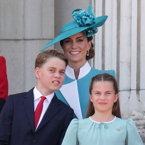 Ainsi, c'est la princesse Charlotte de Galles, 10 ans, qui a eu besoin de son éclairage durant la cérémonie. 



Catherine (Kate) Middleton, princesse de Galles, Le prince George de Galles, La princesse Charlotte de Galles, - Les membres de la famille royale britannique au balcon de Buckingham Palace lors de la cérémonie Trooping the Colour à Londres, le 14 juin 2025. Affecté par le crash du Boeing 787 Dreamliner à Ahmedabad du 12 juin, le souverain et les officiels porteront un brassard noir en hommage aux plus de 270 victimes. Bon nombre d'elles étaient des ressortissants britanniques.
© James Whatling / Bestimage