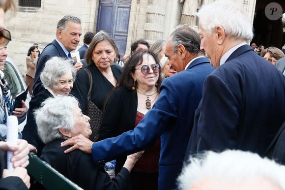 Xavière Tiberi, la veuve, avec Eric Zemmour à la sortie des obsèques de Jean Tiberi, maire de Paris de 1995 à 2001, en l'église Saint-Etienne-du-Mont à Paris le 3 juin 2025. © Christophe Clovis / Bestimage
