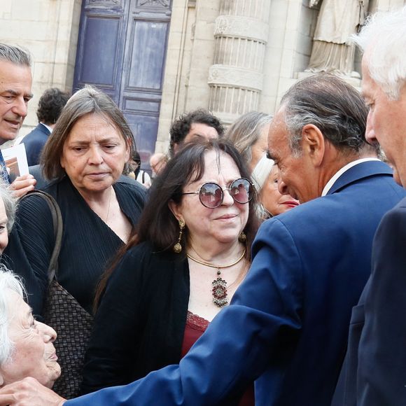 Xavière Tiberi, la veuve, avec Eric Zemmour à la sortie des obsèques de Jean Tiberi, maire de Paris de 1995 à 2001, en l'église Saint-Etienne-du-Mont à Paris le 3 juin 2025. © Christophe Clovis / Bestimage
