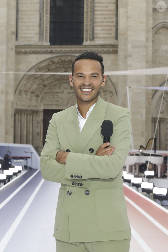 Mohamed Bouhafsi lors du dernier relais de La Flamme Olympiques avant la cérémonie d'ouverture des Jeux Olympiques (JO) de Paris 2024 à Saint-Denis, Seine Saint-Denis, le 26 juillet 2024. 

Photo : Melloul-Tribeca / Bestimage