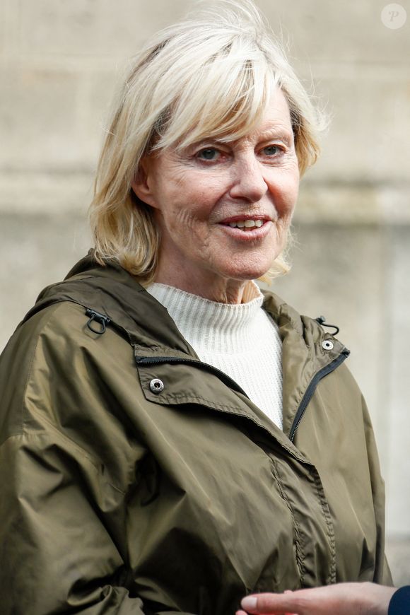 Chantal Ladesou à la sortie des obsèques du producteur Humbert Ibach (Mémé Ibach), figure du disque et de la TV des années 70/90, en l’église Notre Dame d’Auteuil à Paris, France, le 12 mai 2025. © Christophe Clovis/Bestimage